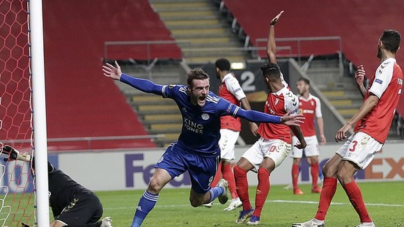 Jamie Vardy ghi bàn gỡ 3-3 trước Braga giúp Leicester đoát vé vào vòng 32 Europa League