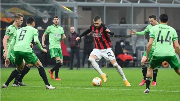 Rebic đột phá trước hàng thủ Celtic