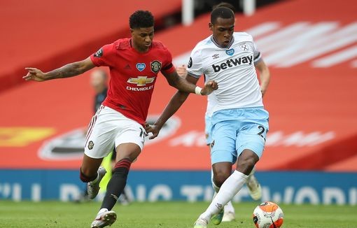 Marcus Rashford tranh bóng với hậu vệ West Ham