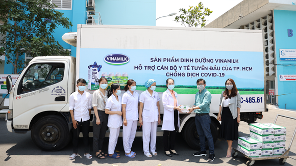 Lãnh đạo Sở Y tế và Mặt trận Tổ quốc TP.Hà Nội tiếp nhận 50.000 bộ lấy mẫu xét nghiệm Covid-19, tương đương 5 tỷ đồng từ đại diện Vinamilk