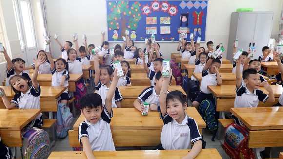 Chương trình Sữa học đường được tích cực triển khai, đảm bảo học sinh được uống sữa đầy đủ khi đến trường “mùa dịch”