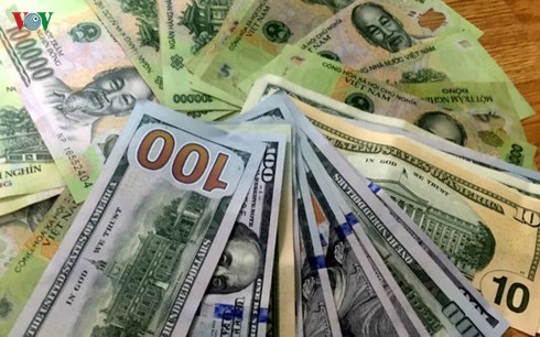 Giá USD trong nước đứng yên dù thế giới vẫn neo cao. (Ảnh minh họa)