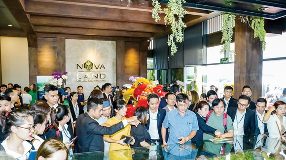 Khách tham quan sa bàn dự án Khu đô thị sinh thái thông minh Aqua City.