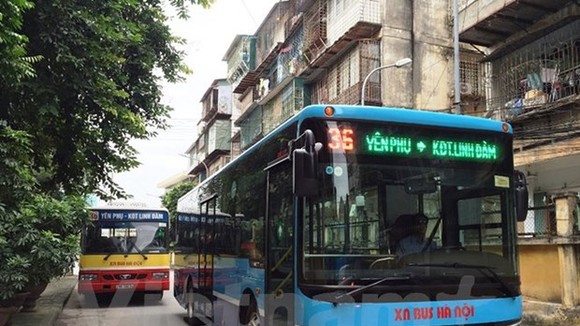 Hà Nội giảm 80% số chuyến lượt, kéo giãn tần suất xe buýt để đối phó với dịch COVID-19. (Ảnh: Việt Hùng/Vietnam+)