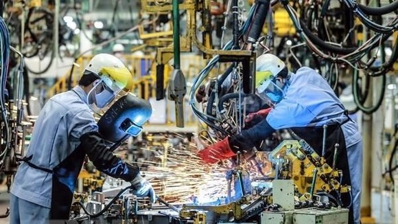 Cùng với các giải pháp hỗ trợ từ Nhà nước, các doanh nghiệp cần theo dõi sát tình hình, phải tự cứu mình, tiếp tục phát huy các sáng kiến, các giải pháp để tiếp tục trụ vững và phát triển.