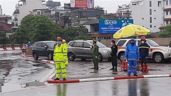 Lực lượng chức năng làm nhiệm vụ trực chốt tại cầu Chương Dương, hướng từ Trung tâm Hà Nội sang quận Long Biên. (Ảnh: Doãn Tấn/TTXVN)