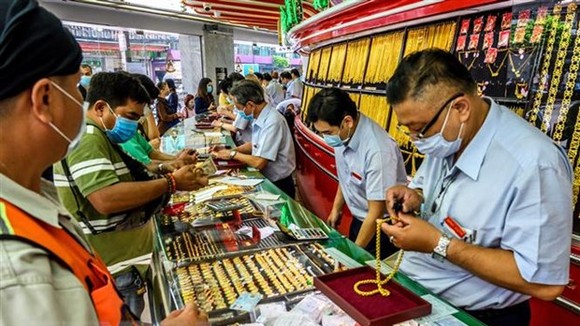 Người dân mua bán vàng tại một cửa hàng ở Bangkok, Thái Lan. (Ảnh: AFP/TTXVN)