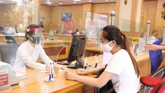 Khách hàng đến giao dịch tại Ngân hàng Nông nghiệp và Phát triển nông thôn chi nhánh Bắc Ninh. (Ảnh: Thái Hùng/TTXVN)