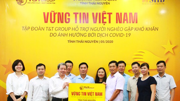 Tập đoàn T&T Group trao quà cho đại diện lãnh đạo tỉnh Thái Nguyên.