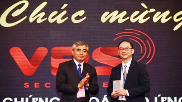 Đại diện Công ty Chứng khoán VPS nhận giải thưởng.