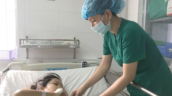 Sản phụ được bác sĩ chăm sóc sau khi phẫu thuật thành công.