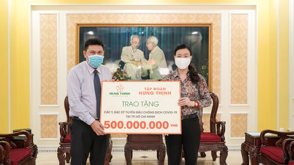 Ông Nguyễn Nam Hiền, Phó Tổng Giám đốc Tập đoàn Hưng Thịnh trao tặng 500 triệu đồng cho đội ngũ y, bác sĩ tuyến đầu chống dịch Covid-19 tại TPHCM thông qua Ủy ban MTTQ Việt Nam TPHCM