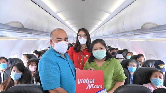 Ca sỹ Thái Lan GunGun biểu diễn khai trương đường bay mới của Thai Vietjet