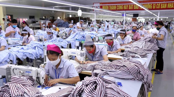 Công ty TNHH KH Vina chuyên may gia công sản phẩm quần áo bảo hộ lao động và áo sơ mi xuất khẩu sang thị trường Hàn Quốc. (Ảnh: Vũ Sinh/TTXVN)
