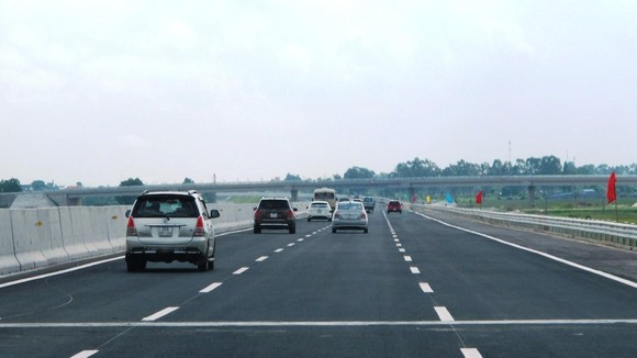 Phương tiện lưu thông trên đoạn tuyến cao tốc đã đưa vào khai thác. (Ảnh: Việt Hùng/Vietnam+)