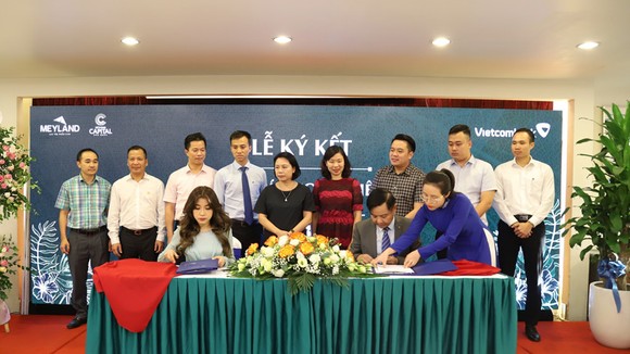 Bà Nguyễn Phương Anh - Phó Tổng Giám đốc Meyland và ông Trần Mạnh Hùng – Giám đốc Vietcombank Hưng Yên ký kết thỏa thuận hợp tác toàn diện