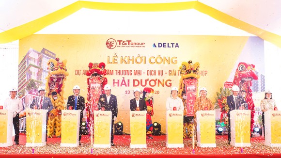 Ông Đỗ Quang Hiển, Chủ tịch HĐQT kiêm TGĐ Tập đoàn T&T Group (đứng giữa) và các vị đại biểu bấm nút khởi công xây dựng dự án.