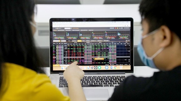 Nhà đầu tư được hướng dẫn giao dịch tại một sàn chứng khoán ở TP HCM. Ảnh: Quỳnh Trần.