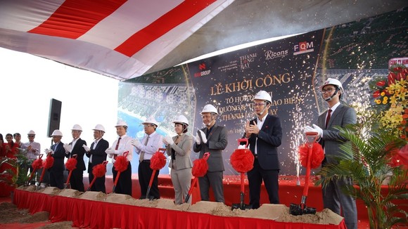 Đại diện chính quyền Bình Thuận, Ban Lãnh đạo Tập đoàn Nam Group, đối tác thi công Ricons và đối tác tư vấn FQM tham gia nghi lễ khởi công dự án Tổ hợp Nghỉ dưỡng và Thể thao biển Thanh Long Bay.