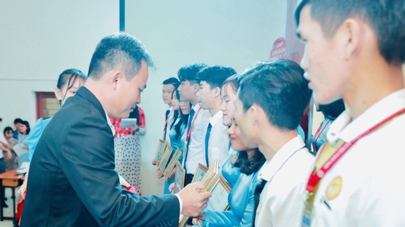 Đại diện Tập đoàn Novaland trao học bổng cho các em sinh viên trường Đại học Phan Thiết