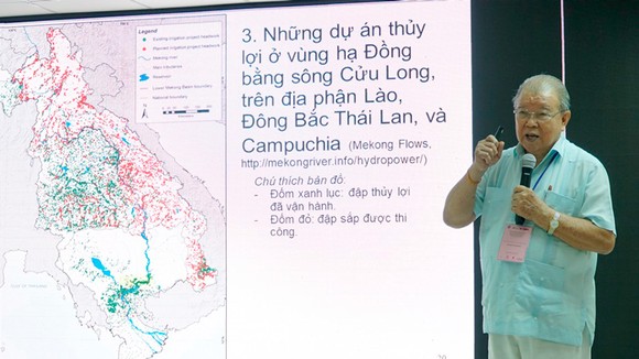 GS.TS Võ Tòng Xuân trình bày tham luận tại hội thảo.