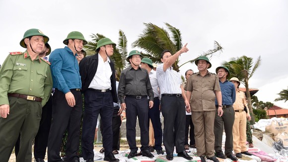 Phó Thủ tướng kiểm tra vị trí sạt lở và khu sơ tán dân tại Cửa Đại, Hội An, tỉnh Quảng Nam. - Ảnh: VGP