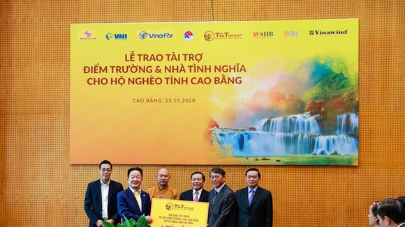 Ông Đỗ Quang Hiển, Chủ tịch HĐQT kiêm Tổng Giám đốc Tập đoàn T&T Group trao tặng 1 tỷ đồng tài trợ xây dựng điểm trường và nhà tình nghĩa cho người nghèo tỉnh Cao Bằng.