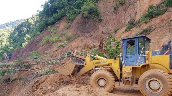 Lực lượng chức năng mở đường vào địa điểm sạt lở vùi lấp 53 người ở huyện Nam Trà My (Quảng Nam). (Ảnh: TTXVN)