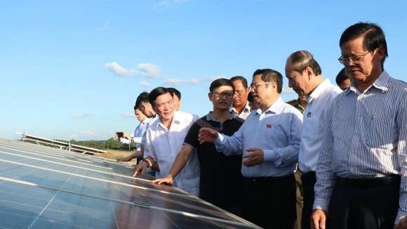 Đoàn công tác thăm Nhà máy điện năng lượng mặt trời cụm Sêrêpôk 1 và Quang Minh.