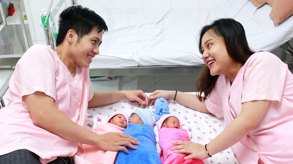 Gia đình chị Nguyễn Thanh Thanh M. (26 tuổi, ngụ TP Cần Thơ) vui mừng với các con của mình…