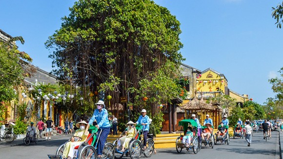 Trải nghiệm xích lô quanh phố cổ Hội An là chương trình cực kỳ hấp dẫn du khách. Ảnh: NGỌC PHÚC
