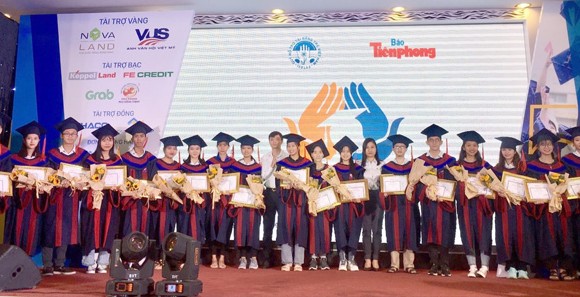 Đại diện Tập đoàn Novaland trao học bổng cho các tấm gương thủ khoa vượt khó học tốt.