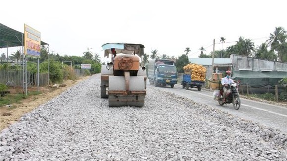 Thi công dự án cải tạo nâng cấp Quốc lộ 57 với tổng chiều dài toàn tuyến 39,19km, có tổng mức đầu tư toàn dự án 875 tỷ đồng. (Ảnh Công Trí/TTXVN)