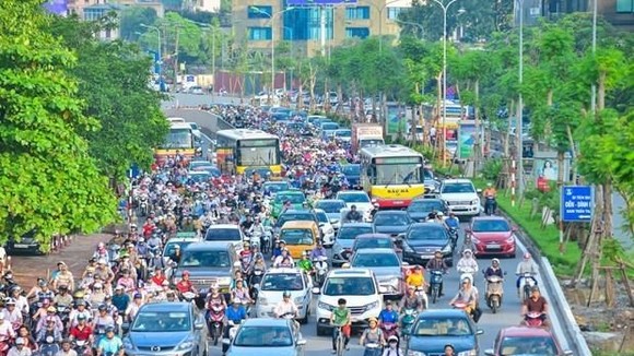 Xe buýt bị các phương tiện cá nhân bủa vây khiến không thể đi nhanh và đảm bảo đúng giờ. (Ảnh: PV/Vietnam+)