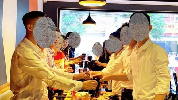 Nhân viên môi giới thường xuyên đăng ảnh liên hoan trên facebook để lôi kéo người tham gia