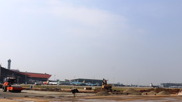 Đường băng sân bay Nội Bài sẽ hoàn thành việc sửa chữa, cải tạo nâng cấp giai đoạn 1 để đáp ứng cho kế hoạch khai thác cao điểm Tết. (Ảnh: Việt Hùng/Vietnam+)