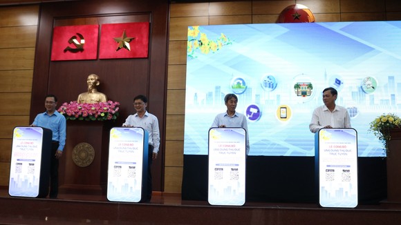 Lãnh đạo quận Thủ Đức tại buổi công bố ứng dụng "Thủ Đức trực tuyến". Ảnh: KIỀU PHONG
