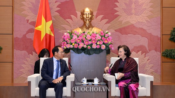 Chủ tịch Quốc hội Nguyễn Thị Kim Ngân chúc mừng Ngài Park Noh - Wan được bổ nhiệm làm Đại sứ Đặc mệnh toàn quyền Hàn Quốc tại Việt Nam