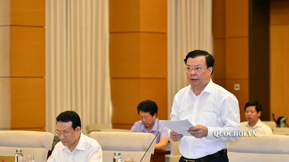 Bộ trưởng Bộ Tài chính Đinh Tiến Dũng trình bày Tờ trình của Chính phủ tại phiên họp