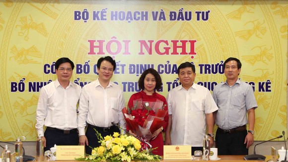 Bộ trưởng Bộ Kế hoạch và Đầu tư Nguyễn Chí Dũng, Thứ trưởng Trần Quốc Phương và lãnh đạo Tổng cục Thống kê chúc mừng tân Tổng cục trưởng Nguyễn Thị Hương