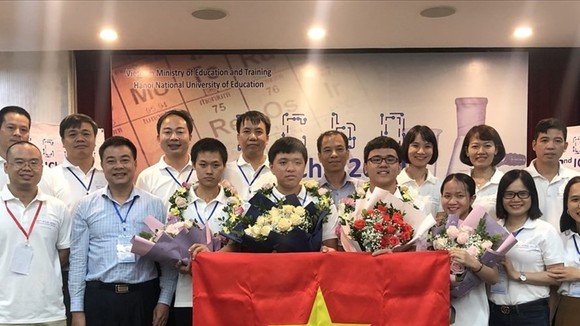HS, SV, HV đoạt giải quốc gia, quốc tế được tặng thêm Huân chương Lao động hoặc Bằng khen tùy theo thành tích