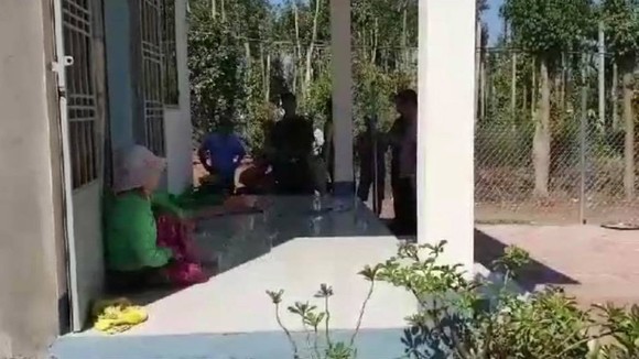 Lực lượng chức năng thuyết phục Hoàng ra đầu thú