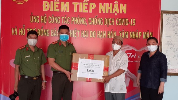 Thừa ủy quyền của Phó Thủ tướng Thường trực Trương Hòa Bình, đại diện Báo CAND tại TPHCM phối hợp cùng UB MTTQ Việt Nam quận 8 chuyển phần quà là 1.000 khẩu trang kháng khuẩn cao cấp tặng đồng bào Chăm quận 8, nhằm giúp bà con