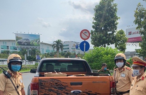 Phát hiện xe ô tô chở 10.000 cái khẩu trang y tế không rõ nguồn gốc xuất xứ ở sân bay Tân Sơn Nhất. Ảnh: CA