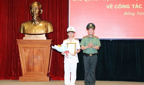 Thiếu tướng Lê Tấn Tới, Thứ trưởng Bộ Công an trao quyết định bổ nhiệm Đại tá Trần Tiến Đạt giữ chức Phó Giám đốc Công an tỉnh Đồng Nai. Ảnh: ANH THƯ