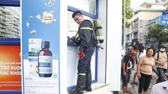 Một chiến sĩ Cảnh sát PCCC bị thương ở tay khi chữa cháy nhà dân ở quận 5