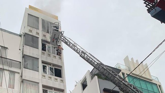 Lực lượng chức năng chữa cháy ở hiện trường.