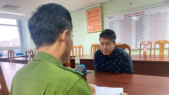 Công an lấy lời khai của nghi phạm