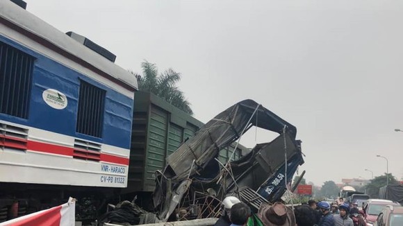 Hiện trường tai nạn xe tải bị tàu đâm khi cố tình vượt đường ngang