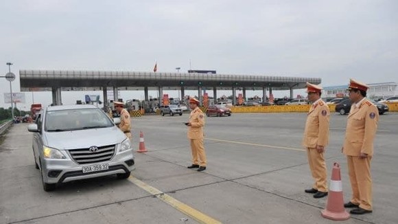 CSGT kiểm tra nồng độ cồn trên QL5